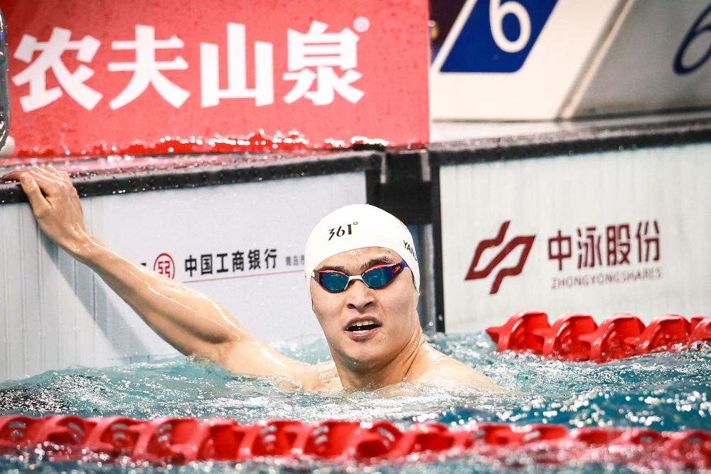 杨瀚森NBA生涯首次首发，被打到面部痛苦倒地，裁判未及时吹停比赛引争议